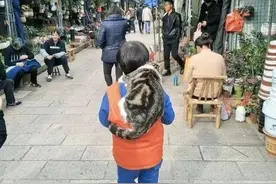 小孩背的逼真猫型书包很好看，走近一看，这包一般人还真没法背图片