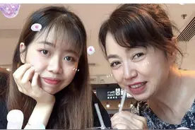 老戏骨吴毅将妻女罕曝光，二人同框似姐妹，为省钱共喝一杯饮料图片