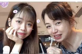 老戏骨吴毅将妻女罕曝光，二人同框似姐妹，为省钱共喝一杯饮料图片