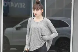小姐姐看上去很稳重，一转身就亮了，“开背装”你是认真的吗？图片