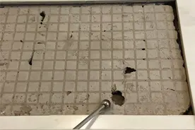 家中惊魂！厦门一精装房墙砖脱落，险些砸中业主！开发商说：过保了不管图片