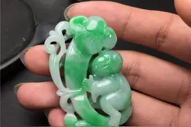 「翡翠」创汇期白底青飘正阳绿翡翠如意童子吊坠图片