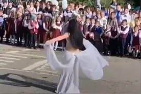 俄罗斯开学，女老师一段穿薄纱裙跳肚皮舞惊艳全场，网友争议不断图片