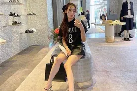 少女时代Tiffany黄美英大秀美腿，展现“下半身失踪”时尚图片