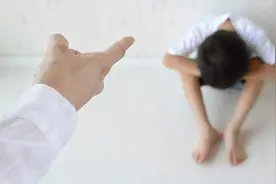 “打是亲，骂是爱”，这4种情况下，父母可以“打”孩子图片