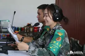 点赞！国际军事比赛女解说员图片