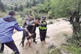 山洪爆发 林芝民警勇敢逆行，成功救出被困老人图片