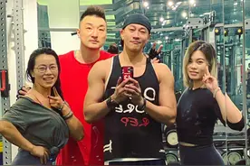 45岁何润东秀肌肉照！和健身小姐一起锻炼，身旁美女身材令人羡图片