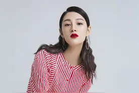 向往时尚｜赵圆瑗霸气红唇气场十足，后一秒马上甜美微笑清新可人图片