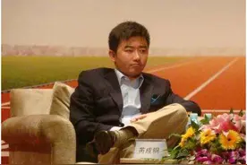 芮成钢：从央视名嘴到“阶下囚”，被人民日报点名后，又曝状况图片