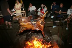 曾经火遍大江南北的烤全羊，为何现在没人吃了？三个原因搞丢顾客图片