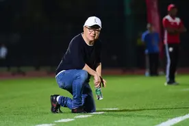 董路詹俊骂战再升级，你可以把我们当球盲，请不要把我们当傻瓜图片