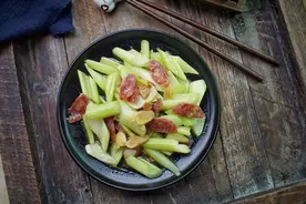 西芹炒腊肠清爽鲜甜，味道很搭，老公说这样炒好吃，春季要多吃它图片