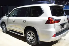 国内太自信的SUV！全时四驱，三把锁V8引擎，95万指导价攀至141万视频封面