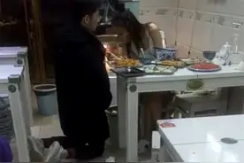 湖南一男子跪在女友面前，而女子淡定地吃面，网友：卑微的爱情图片