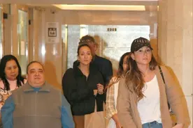 何家文归国吊唁，表示不愿争财产，对姑姑何超雄非常感恩图片