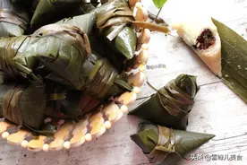 70岁老妈包粽子，从不用水煮粽叶，1个小技巧粽子软糯清香更入味图片