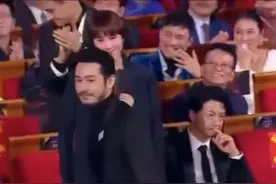 43岁黄晓明，二度金鸡影帝引争议，段奕宏冷脸，妻子杨颖没反应图片