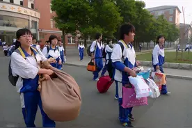 为什么不建议高中生住校？听听班主任怎么说，家长：我宁愿陪读图片