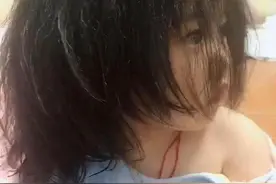 3岁女娃睡醒觉后，睡衣变成“露肩装”，天真可爱的模样逗翻网友图片