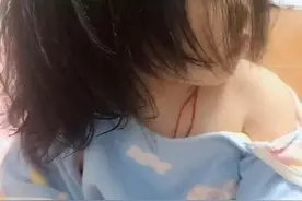 3岁女娃睡醒觉后，睡衣变成“露肩装”，天真可爱的模样逗翻网友图片