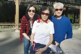赵蕊蕊晒与父母合照，并自称“大长腿”家族，球迷：真节俭图片