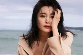 47岁李冰冰彻底放开 海边搭配西装露脚丫 至今仍单身图片