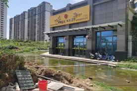 好好的人行道竟成“臭水沟”?海口一小区商铺前长期积水，味道难闻图片