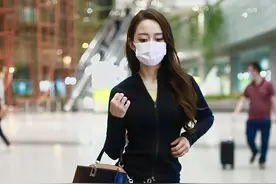 吉娜身材绝美！穿修身上衣配紧身裤，简单装扮就彰显了S形曲线图片