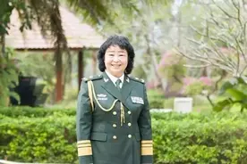 拒绝国外优厚待遇归国，她成为“军医院士”，创下国际之最，多次立下军功！图片