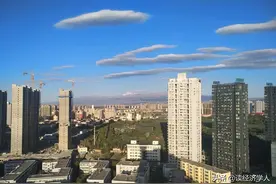 西北的大城市乌鲁木齐，方圆1500km以内无出其右者图片