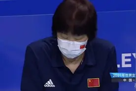 2连败，中国女排遭横扫！郎平全场坐板凳，放弃指挥，张常宁休战图片