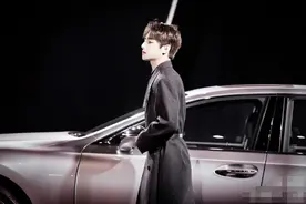 25岁小生出席活动却无座位，无奈提前退场？网友：娱乐圈太现实图片