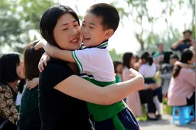 家长不要总是夸孩子"你真棒"！斯坦福教授：请用这12种语境表扬他图片