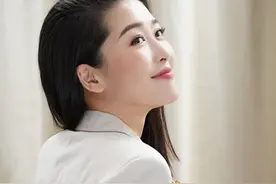 周丽淇晒半身孕照，6个月肚子不显怀，巧用包包遮挡不愿曝光图片
