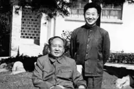 为毛泽东理发17年，固定大背头不用吹风机，主席去世后封剪封刀图片