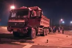 渣土车夜晚进城，开出了超跑的感觉，司机：怕罚，但真的不容易图片