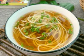 阳春面不是“酱油面”，这味料才是关键，难怪看似简单却又那么香图片