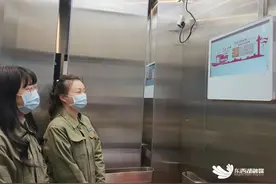 新奇！电梯里也能讲故事图片