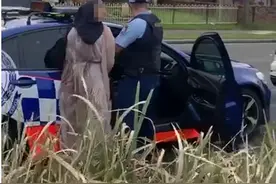 澳洲女子开车去检测新冠，因闯红灯被警方拦下，朝警方脸上吐口水图片