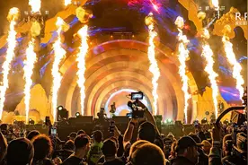 全美震怒！顶流歌手煽动狂欢酿成数百伤亡！观众：他边唱边看人死图片