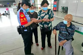 年龄加起来235岁的仨老人乘高铁 铁路民警贴心当“保姆”图片