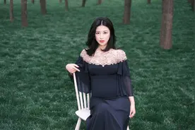 朱珠的孩子刚生下来就有梨涡，闭着眼睛笑得这么甜，真挺可爱的图片