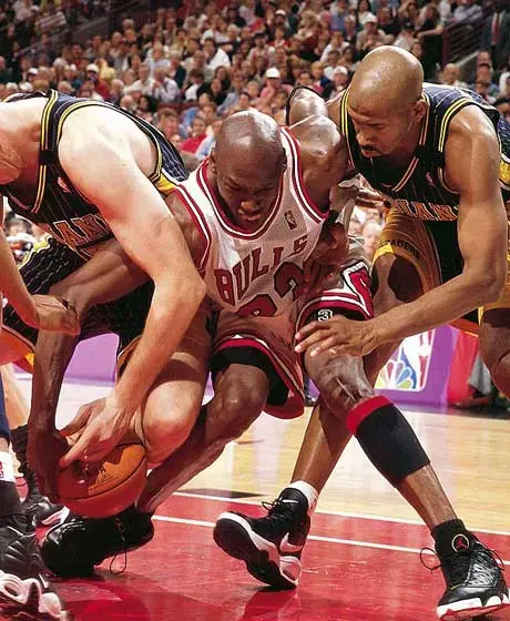NBA纪实连载27:98年带领内忧外患的公牛三连冠，乔丹彻底封神上卷