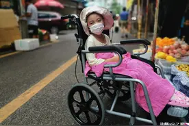 女童患病无钱治妈妈要抱其回家，她抓着床帮大哭：妈妈，我不回家图片