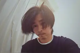 张晋宅家里照顾儿子，头发长了没有时间剪，型男变暖男图片