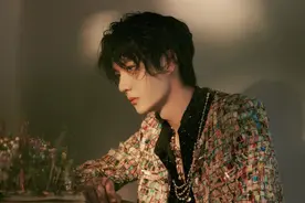 王一博的尴尬瞬间：拿鸡当话筒，碰女生还会“烫手”？图片