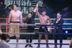 方便大摆拳命中2米13巨兽脑袋，点胜董泰山，创造以小打大奇迹图片