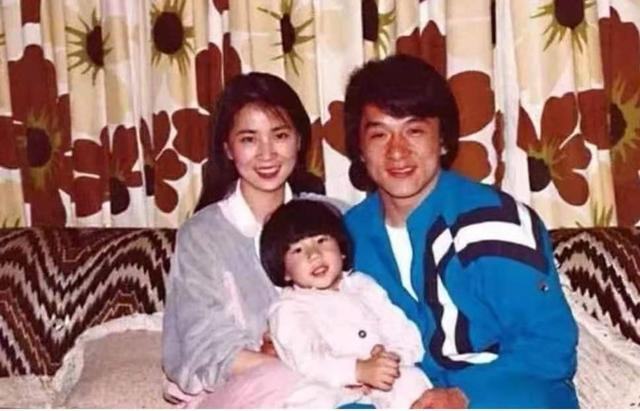 曾有人问成龙身价多少？他笑而不语：“一定没马云多，但也不少”