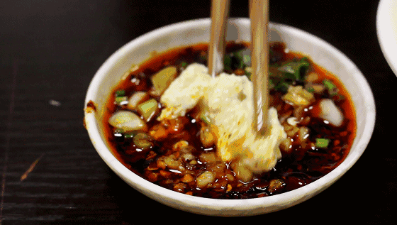 天府旅游美食·舌尖上的非遗 | 富顺豆花：凝脂白玉堆软雪，生香赤焰缀轻衣